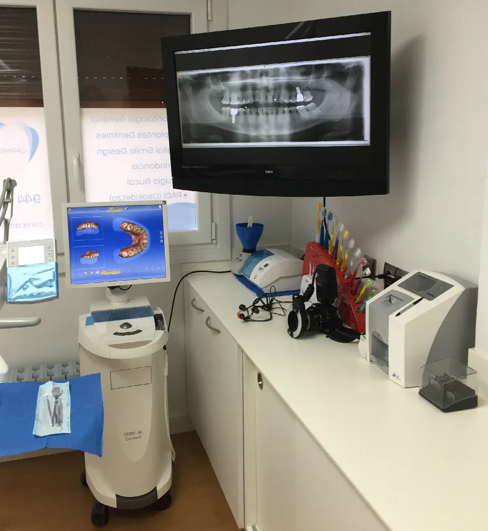 El escáner intraoral junto a una pantalla que muestra una radiografía panorámica